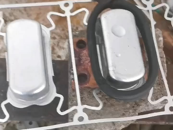 鋁件模具加熱，高頻機(jī)緩慢加熱至100度左右，保持模具不變形