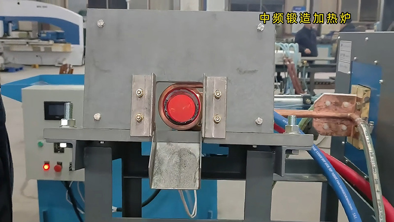 中頻鍛造加熱爐配置自動化控制系統(tǒng)和送料機(jī)，確實(shí)是一種高效、精準(zhǔn)的熱處理設(shè)備。