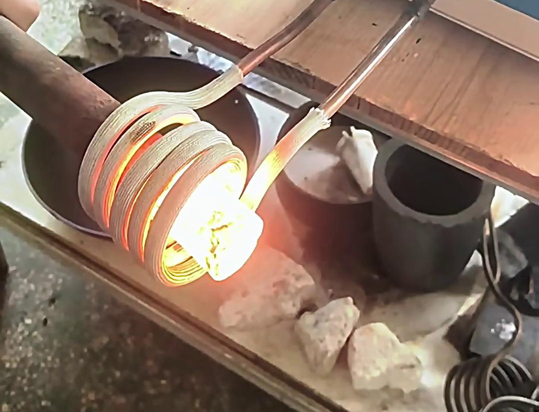 高頻機(jī)棒料加熱適用于需要快速加熱至特定溫度的應(yīng)用場(chǎng)景，如熱處理、熱鍛、焊接等工藝。