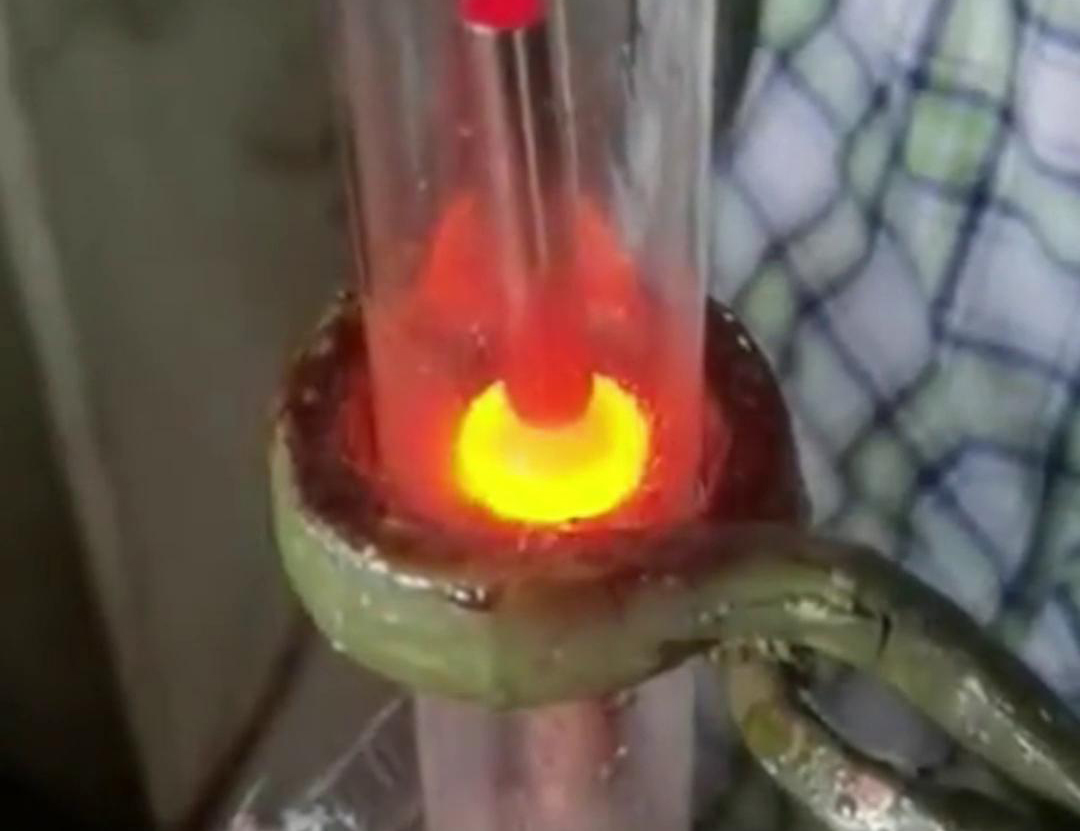 通過手持式高頻加熱機在氮氣保護下焊接銅管，可以獲得高質(zhì)量的焊縫，提高產(chǎn)品的性能和可靠性