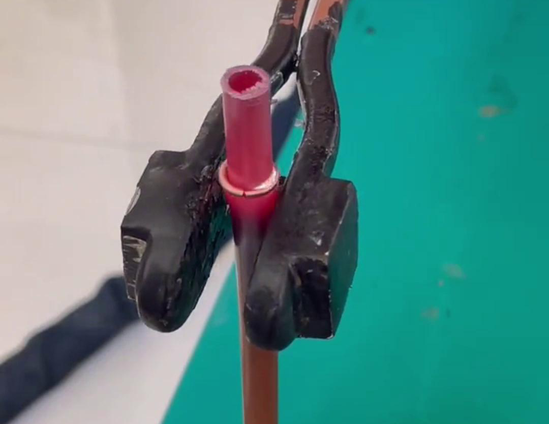 散熱器銅管對接焊用手持式高頻機，只要三秒就可以焊接完成，看一看效果如何