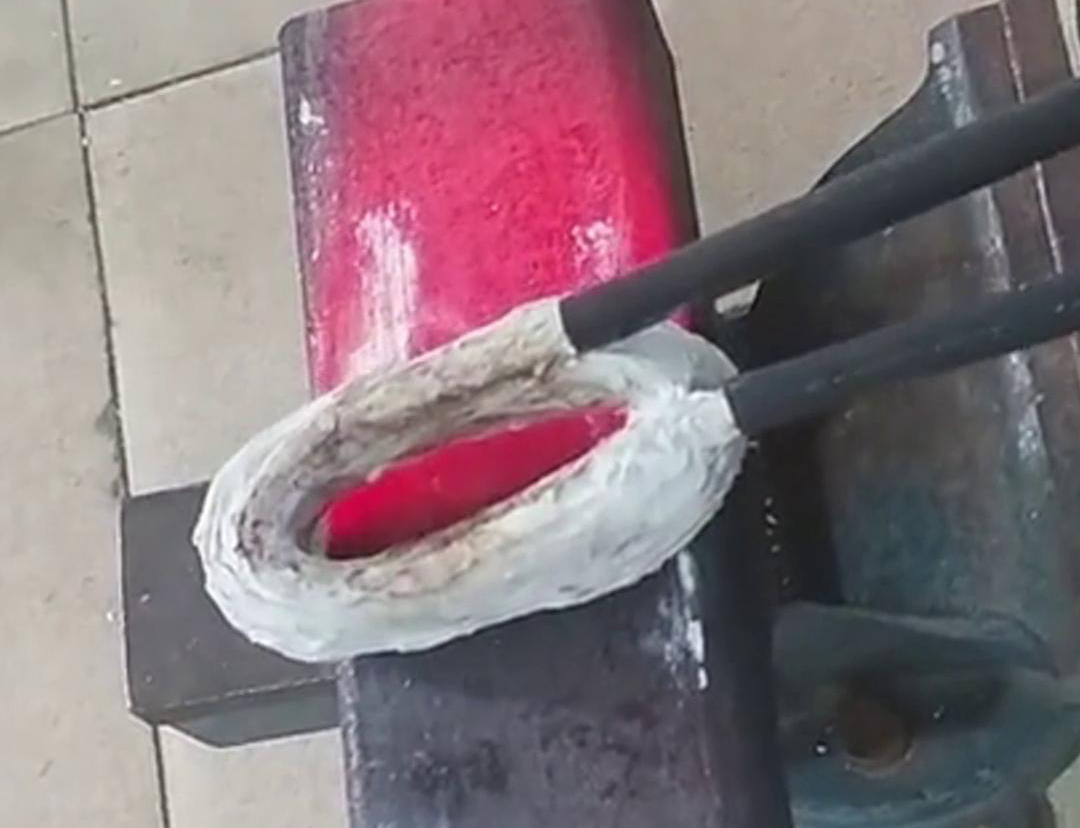 手持式高頻加熱機(jī)在方管加工中，它可以用來實(shí)現(xiàn)焊接預(yù)熱、局部退火、彎曲軟化等工藝需求