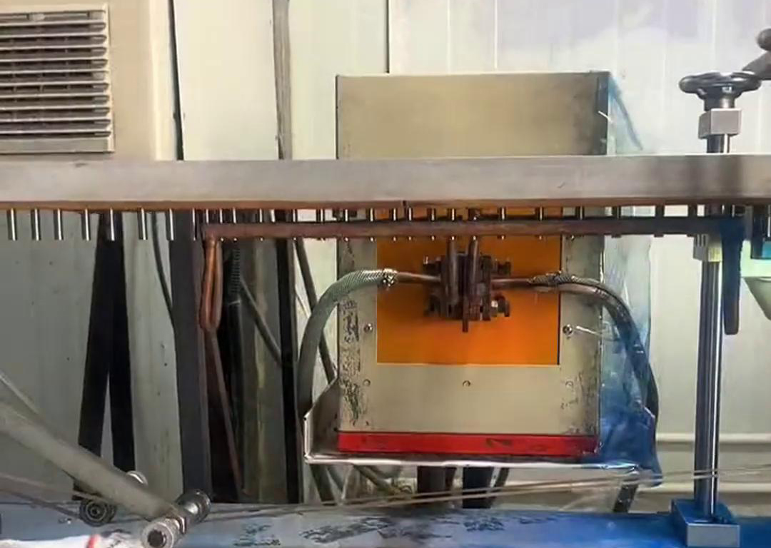 通過振動盤自動化上料到輸送帶，然后高頻電源對要加熱的工件進(jìn)行局部加熱，根據(jù)工藝要求直接經(jīng)過容器 ，讓其局部覆蓋一層涂料