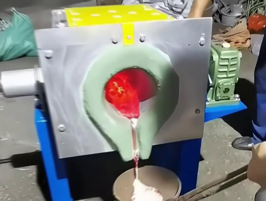 中頻熔鋁爐具有多種優(yōu)點(diǎn)，如體積小、重量輕、效率高、耗電少