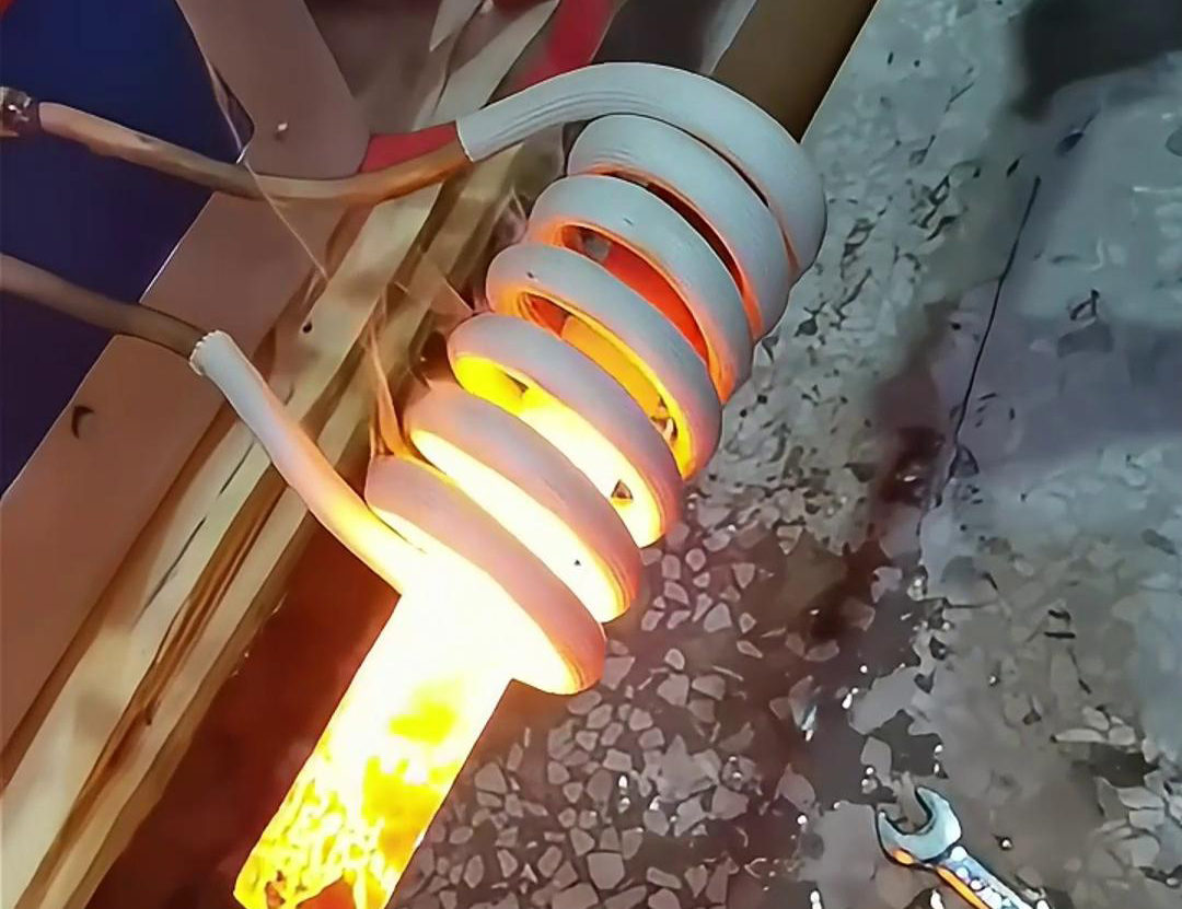 鐵棒的高頻加熱具有效率高、速度快、操作簡單等優(yōu)點，廣泛應(yīng)用于金屬材料加工
