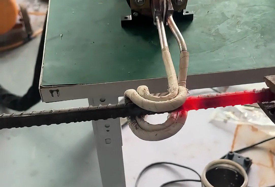 手持式高頻加熱機配備U型開口線圈對螺紋鋼筋進(jìn)行在線加熱測試