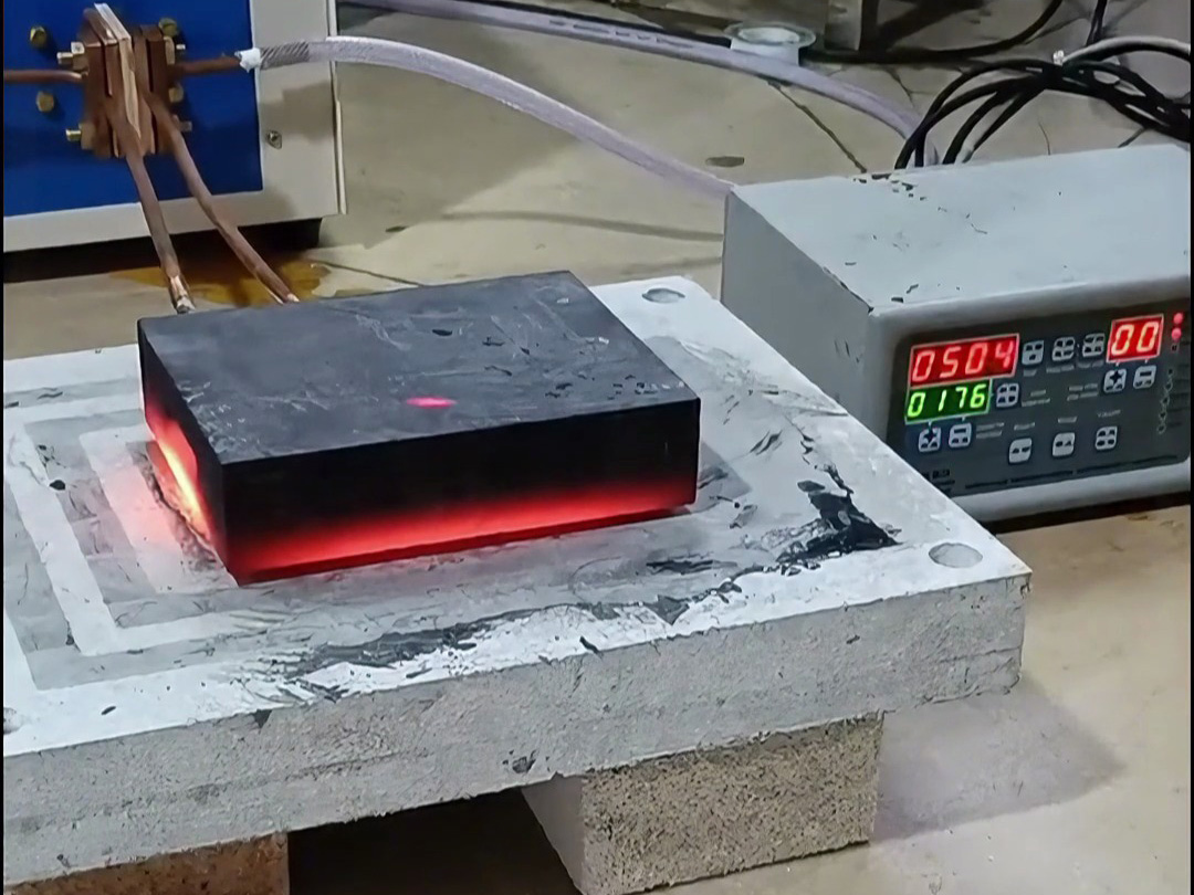 石墨模具加熱就使用高頻加熱機，導(dǎo)磁材料都可以高頻加熱